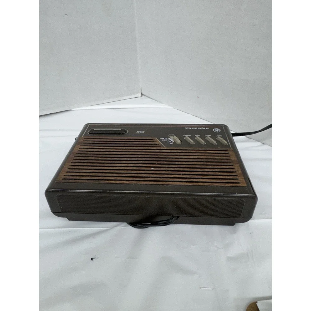 GE‎ Vintage 1980s Digital AM/FM Woodgrain Clock Radio Alarm Model 7-4612b Works
